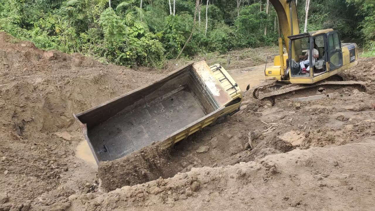 Truck crash video from indonesia