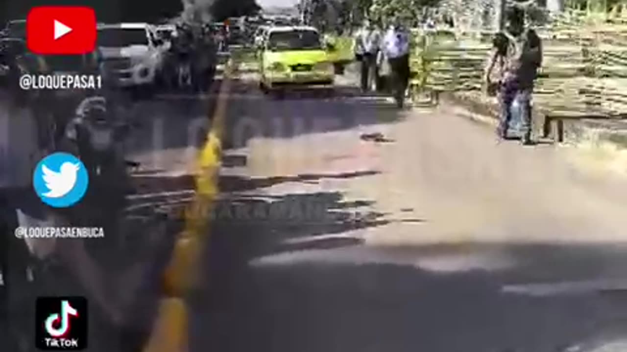 Agente de transito le lanzo un cono perdió el control y murió