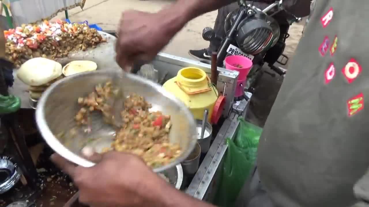 Incredible Old Worker Selling Pizza Kulcha for Rs. 20 | Cheapest Pizza Kulcha in Ludhiana