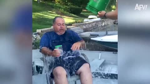 Funny Video🤣🤣🤣Man slept and was doused with water🤣🤣🤣