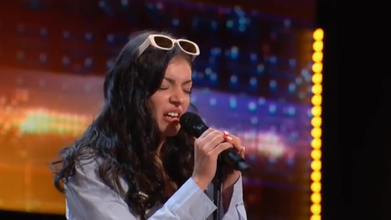 summer Rios wows simon cowell with"something in the orange