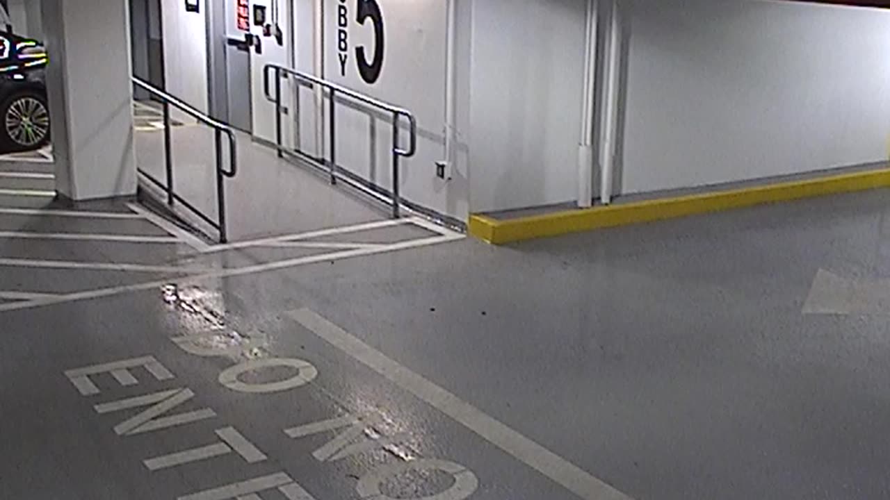 6080RHOBG3G305ANorthLobbyEntry_2021-01-05_16h40min02s650ms.mp4