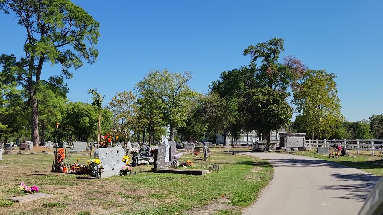 Drive Through of Historic Hollywood Cemetery in Houston TX 2023