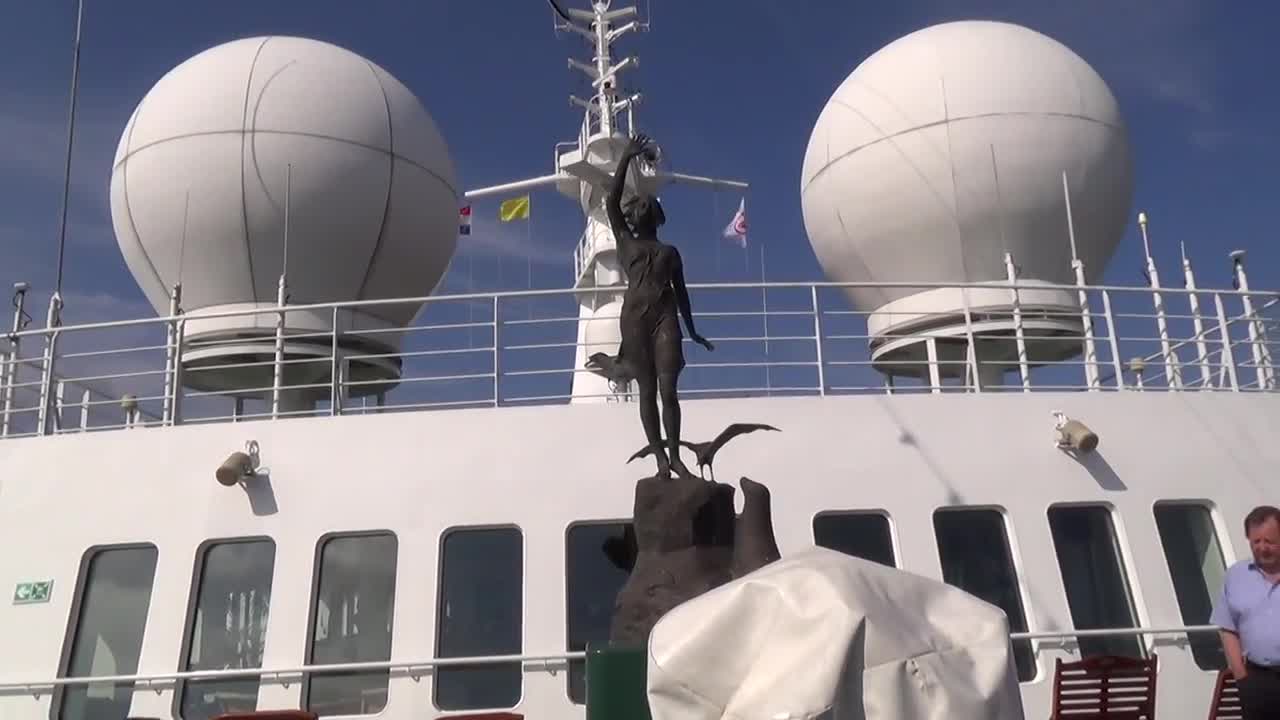 Traumschiff ZDF MS Deutschland Kreuzfahrt Schifffahrt Gruß Statue vorne