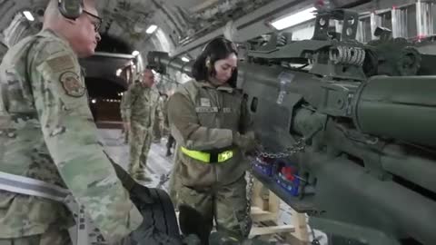 Nakládka amerikých houfnic M - 777 pro Ukrajinu