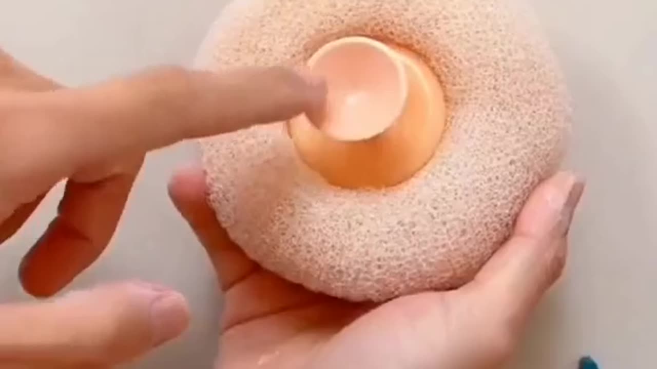 Bath sponge with suction