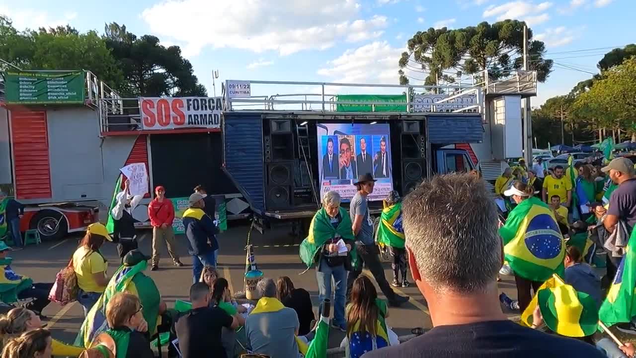 Manifestação em frente ao Exército assistindo o jornal sobre a Eleição ao vivo no telão Teve vaia