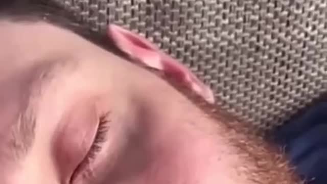 When he is sleeping, he paints on his face with fluorescent ink See the result yourself
