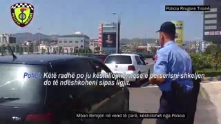 Çmenduria e nënës, mban fëmijën në sediljen e parë të mjetit në autostradë