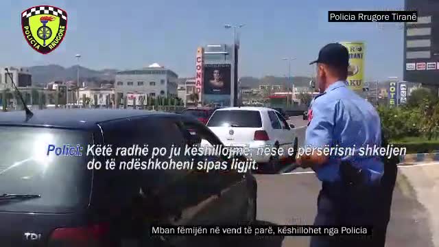 Çmenduria e nënës, mban fëmijën në sediljen e parë të mjetit në autostradë