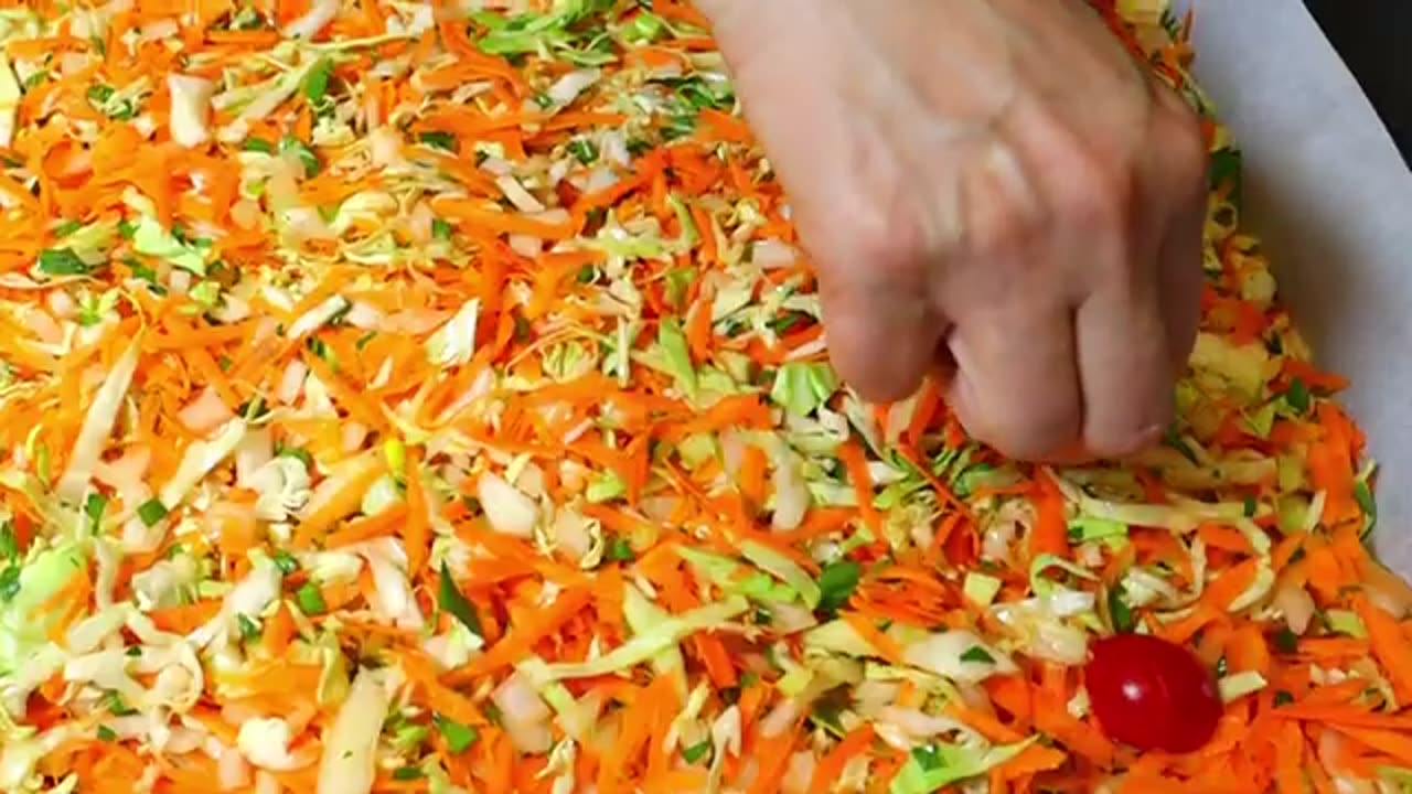 Cut everything up and put it in the oven! Very tasty vegetable pizza. A simple recipe.