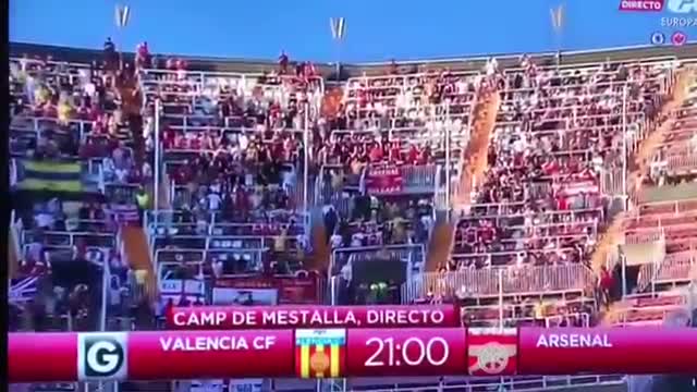 Balonazo en la cabeza tumba a reportera antes de Valencia-Arsenal