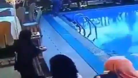 She wish can walk on the water but failed