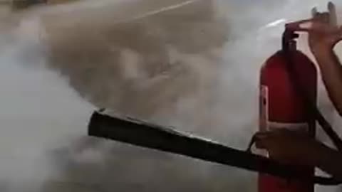 How to use Fire extinguisher CO2