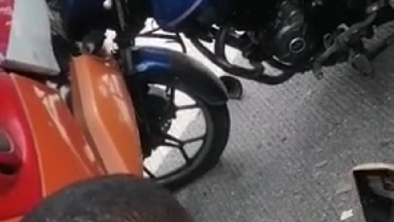 Así fue el accidente en el que un motociclista casi queda aplastado entre buses