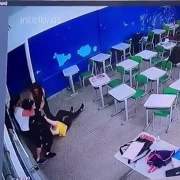 Vídeo mostra momento em que aluno invade escola e ataca professora São Paulo