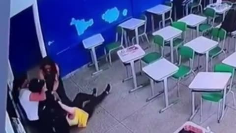 Vídeo mostra momento em que aluno invade escola e ataca professora São Paulo