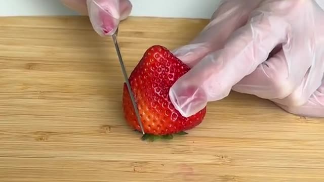 This strawberry trick is so cool 😍🤯