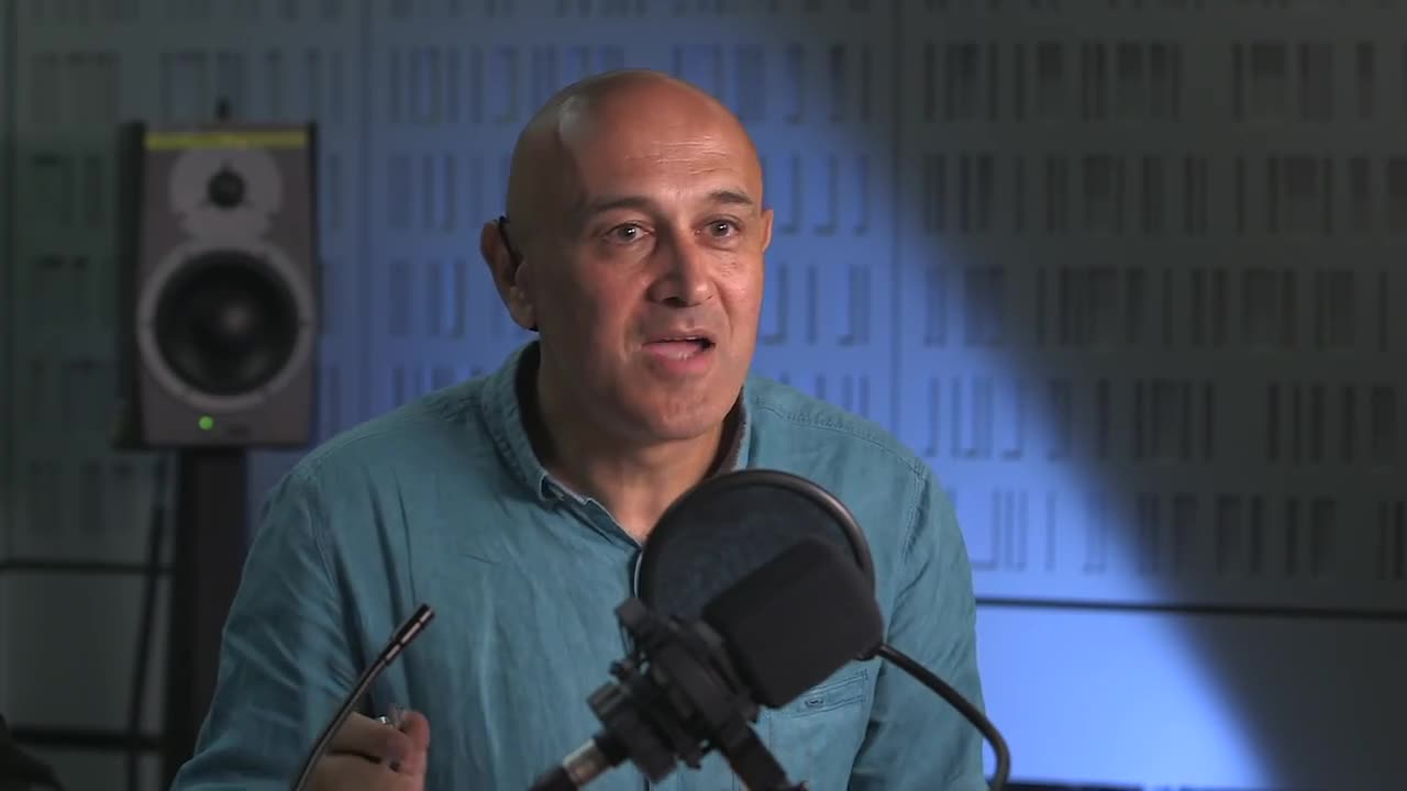 Brian Cox explains quantum mechanics in 60 seconds - BBC News