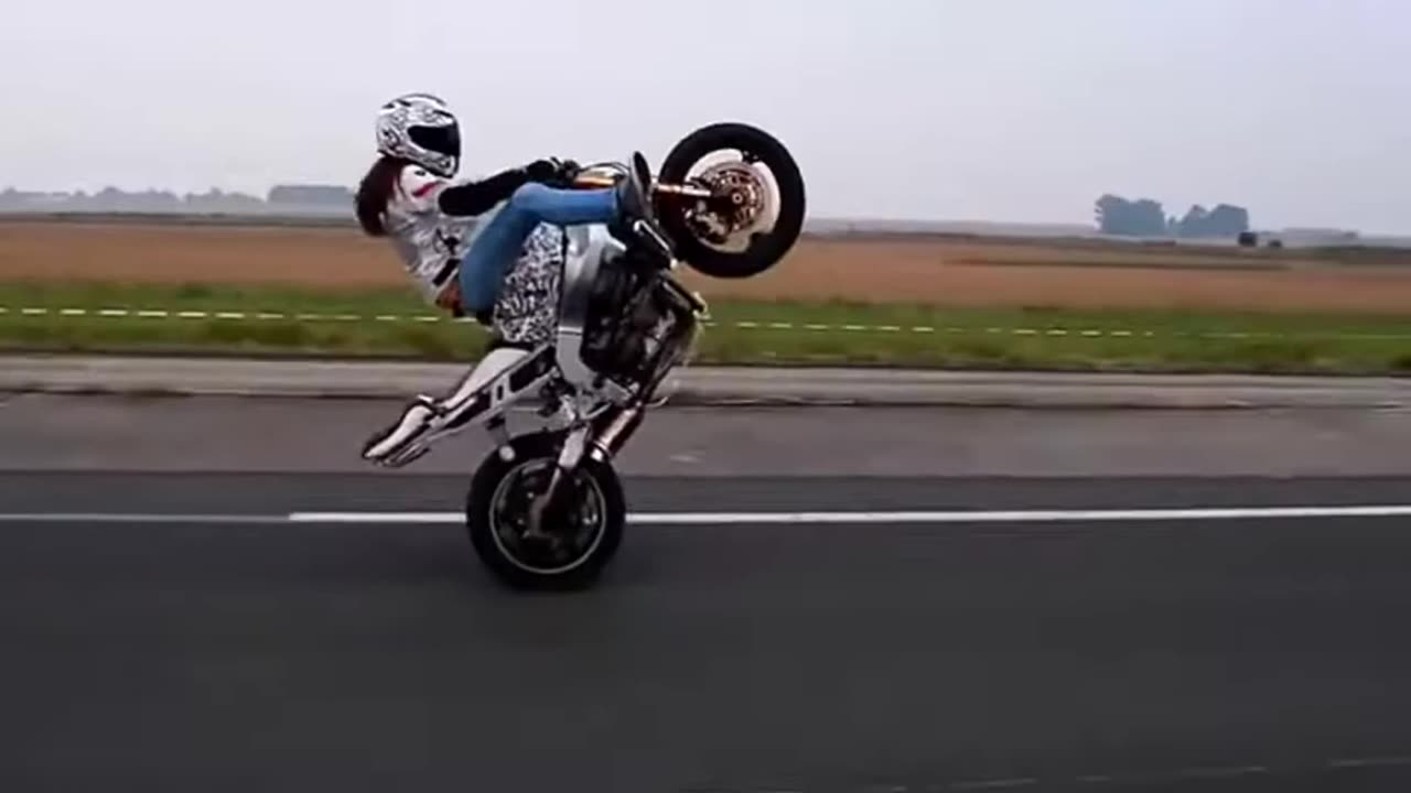 Dangerus bike stunt.😯😯😯