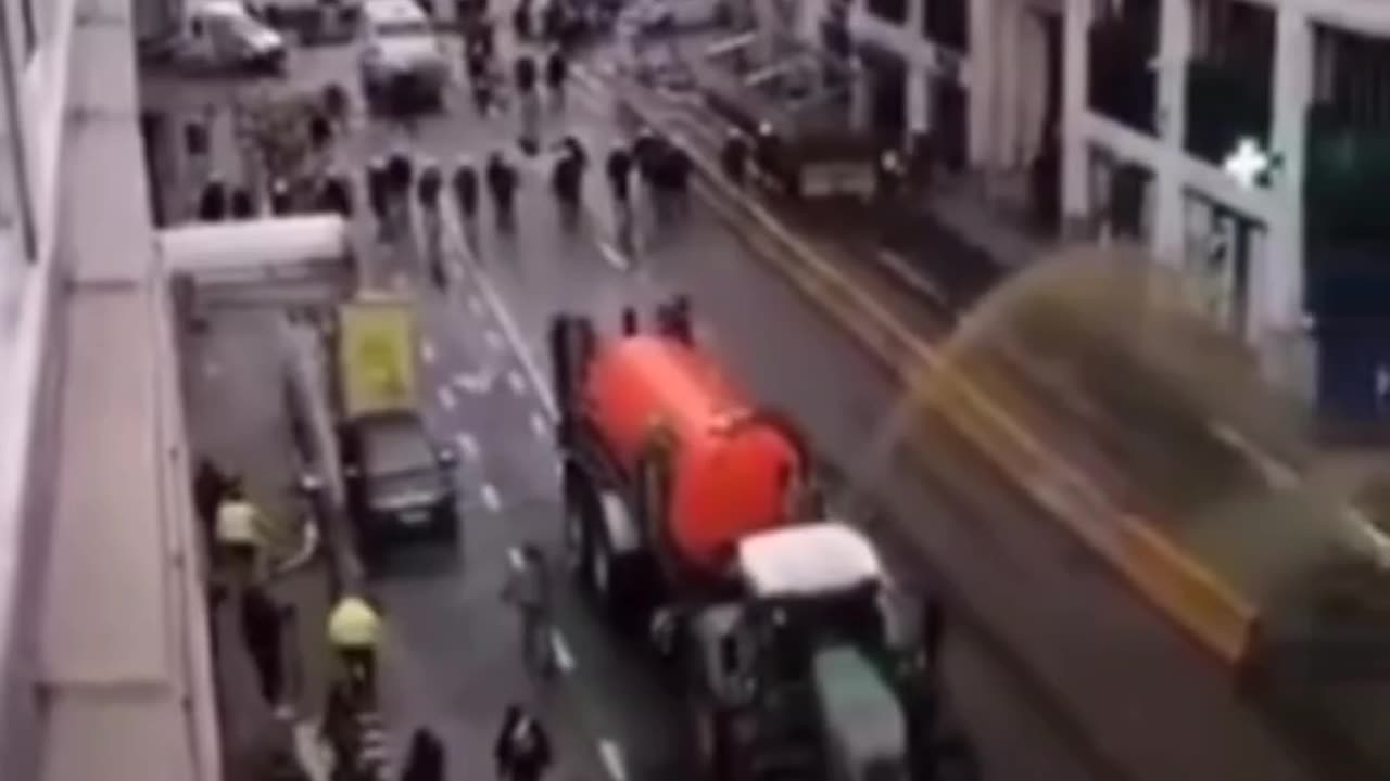 RIEGAN AGUAS FECALES los agricultores a la policía en Bruselas