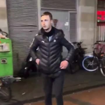 Muslim gangs in Amsterdam 🇳🇱 checking people's IDs to identify Israelis 🇮🇱 to beat them 👇