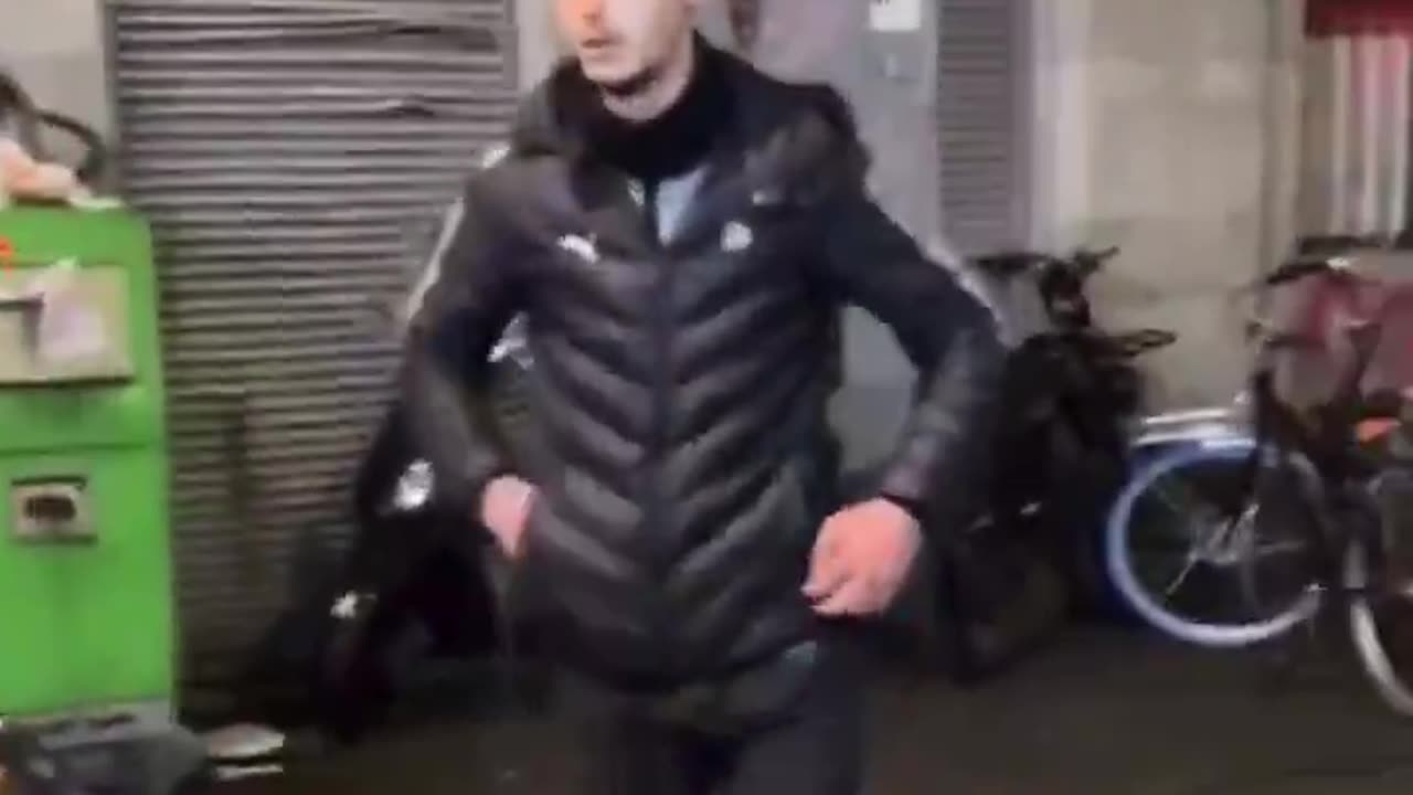 Muslim gangs in Amsterdam 🇳🇱 checking people's IDs to identify Israelis 🇮🇱 to beat them 👇