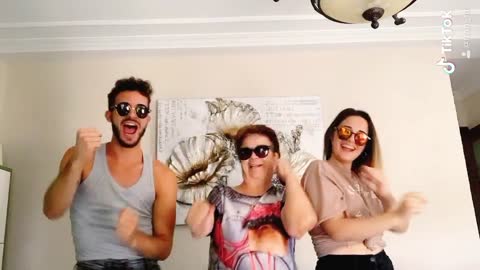 Ella la mejor 😎♥️ #tiktok #challenge #feliz #viral #music #sunglasses #abuela #sister #Love #home