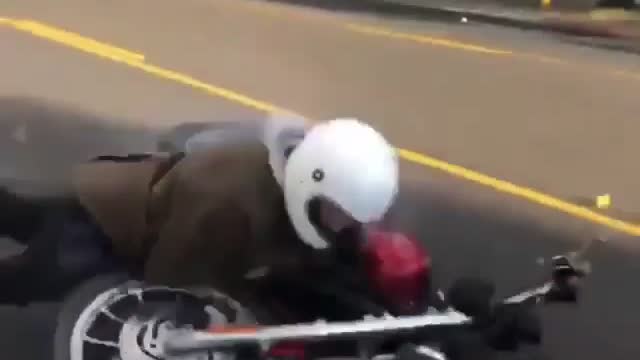 Harley wheelie stunt'n gone wrong