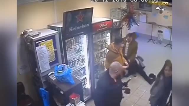 Woman Knocks Out Man After He Bullied a Bystander