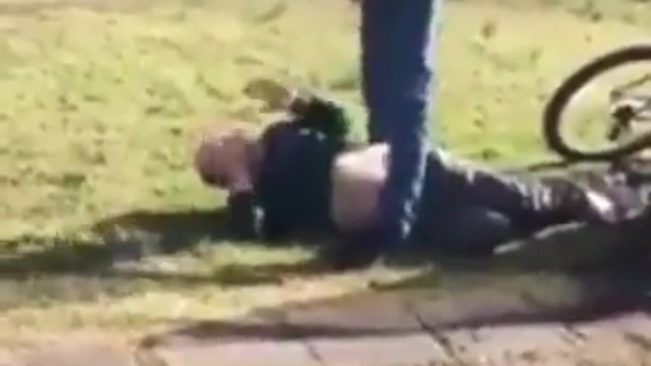registered sex offender gets caught creeping around this man daughters