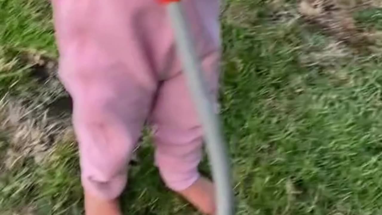 Little girl pranks her Dad! Funny! 🤣🧔‍♀️