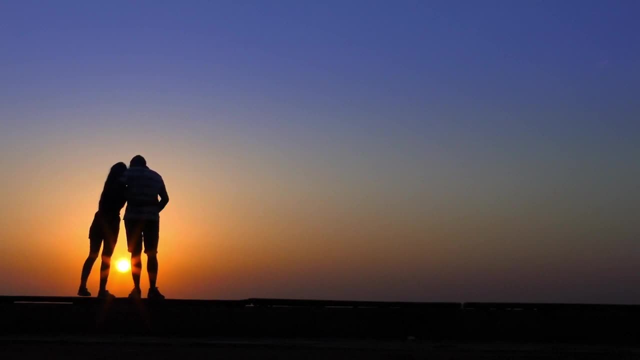 😍😍 A Romantic Sunset Couple Enjoying Love Background 😍😍