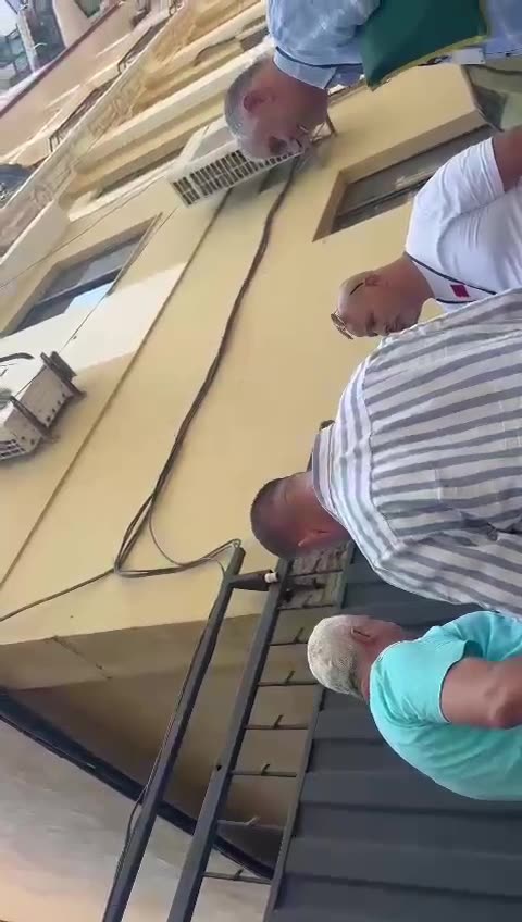 Kryetari i partisë së vulës kërcënon banorët në sy të policisë