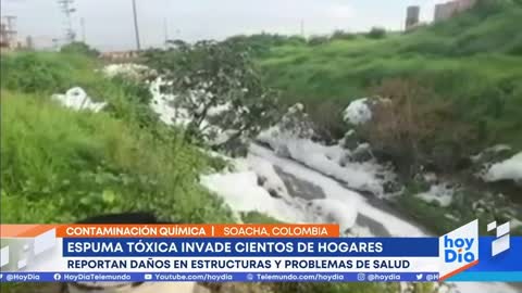 Una espuma tóxica invade las casas de al menos 400 familias en Soacha, Colombia | Noticias Telemundo