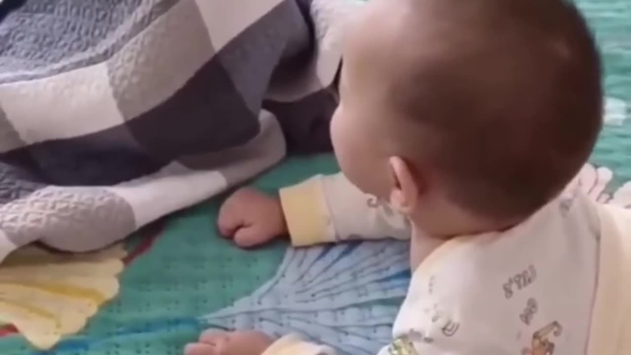 Try not to laugh 😀😀😀funny baby video