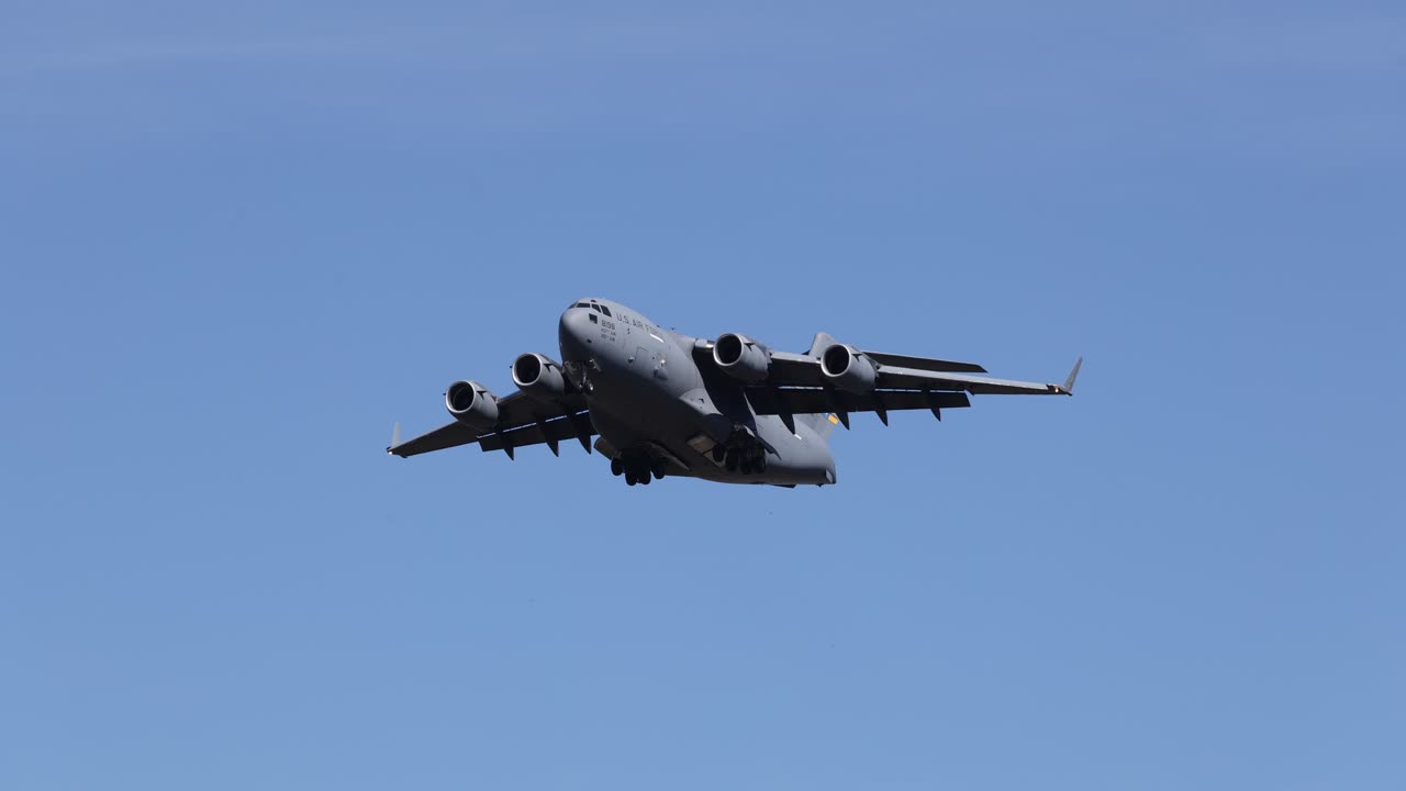 C-17 Globemaster iii Charleston Flying into ILM