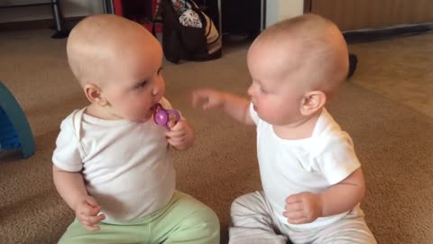 BABY TWINS FIGHT