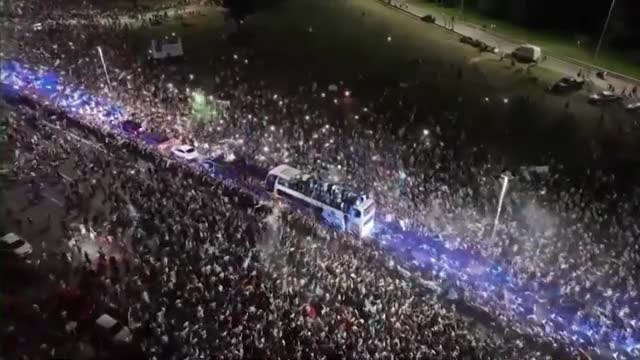 Argantine citizens at streets after Argantine wins