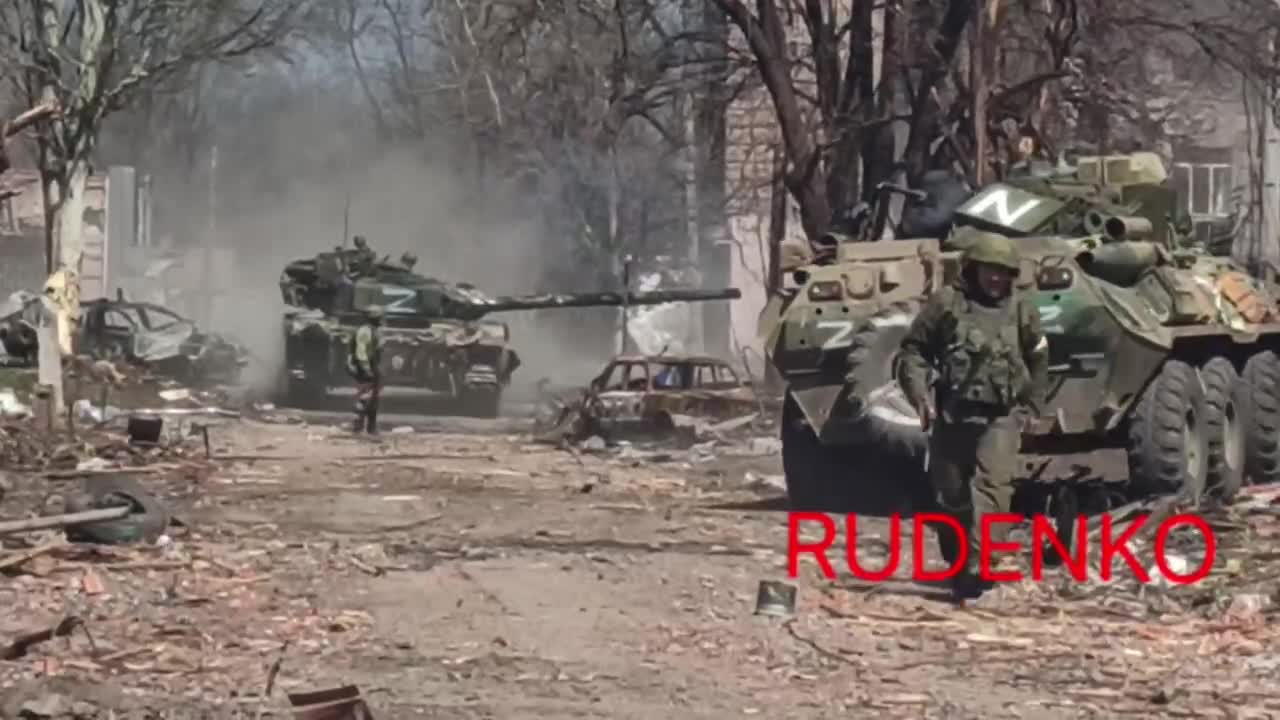 Bitva ruské armády s nacisty z praporu Azov v okolí oceláren Azovstal v Mariupolu