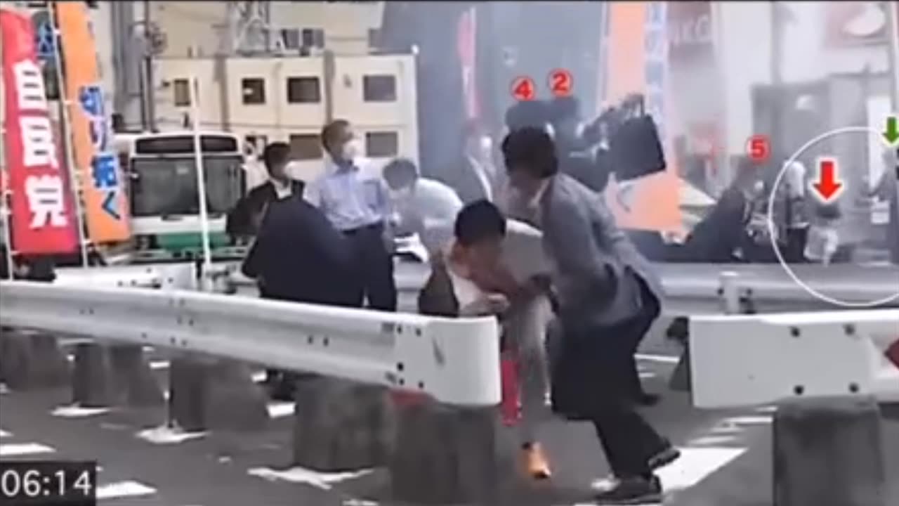 謎の女、