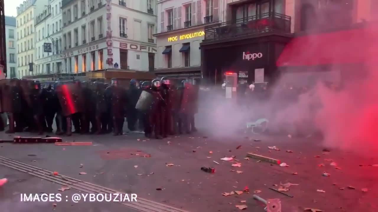 PARIS – Charge of the police on the Place de la Bastille