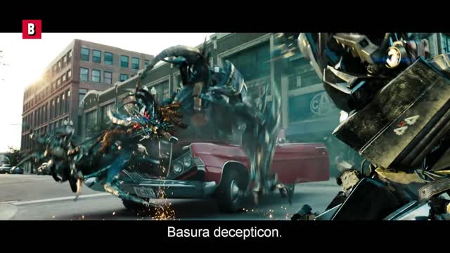 Autobots VS Decepticons en la autopista | Transformers: El lado oscuro de la luna | Clip en Español