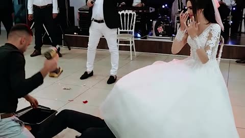 How to remove the garter at wedding