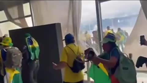 INFILTRADOS CHAMANDO NOSSOS PATRIOTAS PARA ENTRAREM NO CONGRESSO NACIONAL