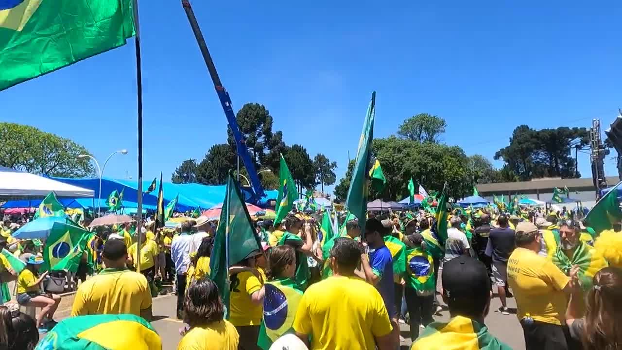 Veja como está a manifestação nesse 1511 em Curitiba em frente ao Forte do Exército