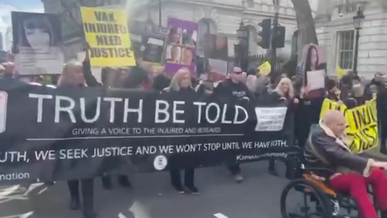 THE BRITS ARE WAKING UP TO THE VAX DEATHS LONDON LARGE PROTEST - CHANTING: