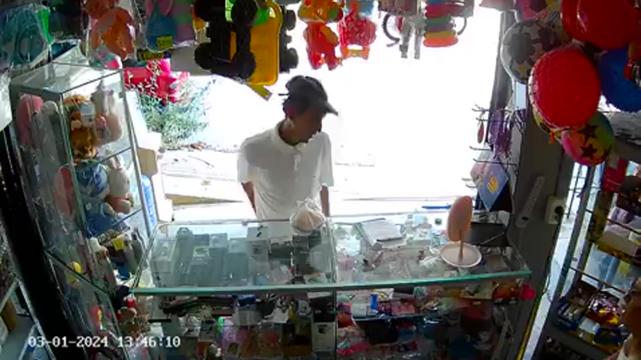 Roba celular a una comerciante