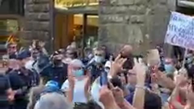 Firenze,la Polizia si toglie il casco