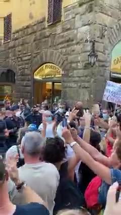 Firenze,la Polizia si toglie il casco